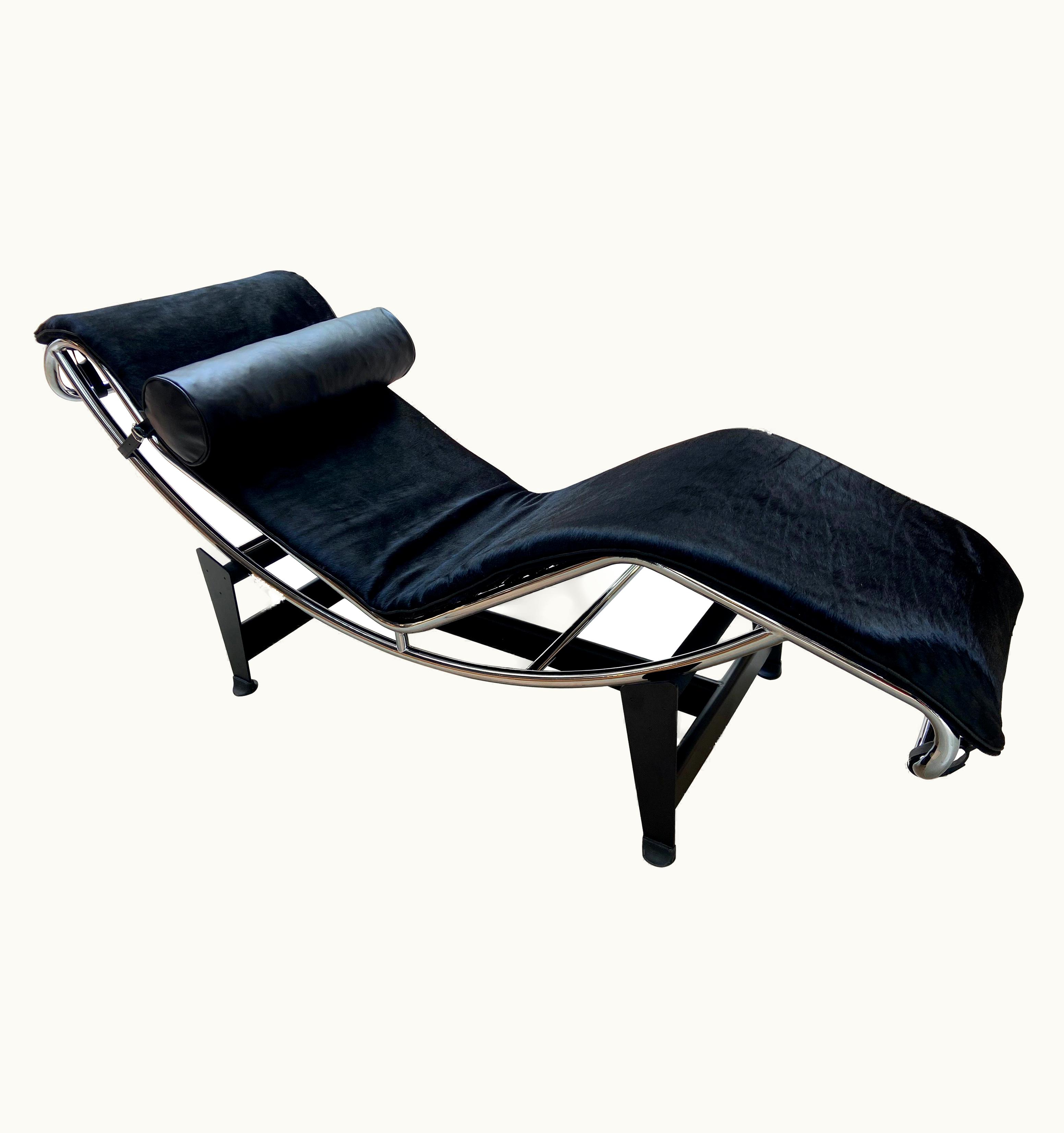 Le Corbusier Le Corbusier Lounge Armchair LC4, Cassina Edition, Black Pony UZ0193101