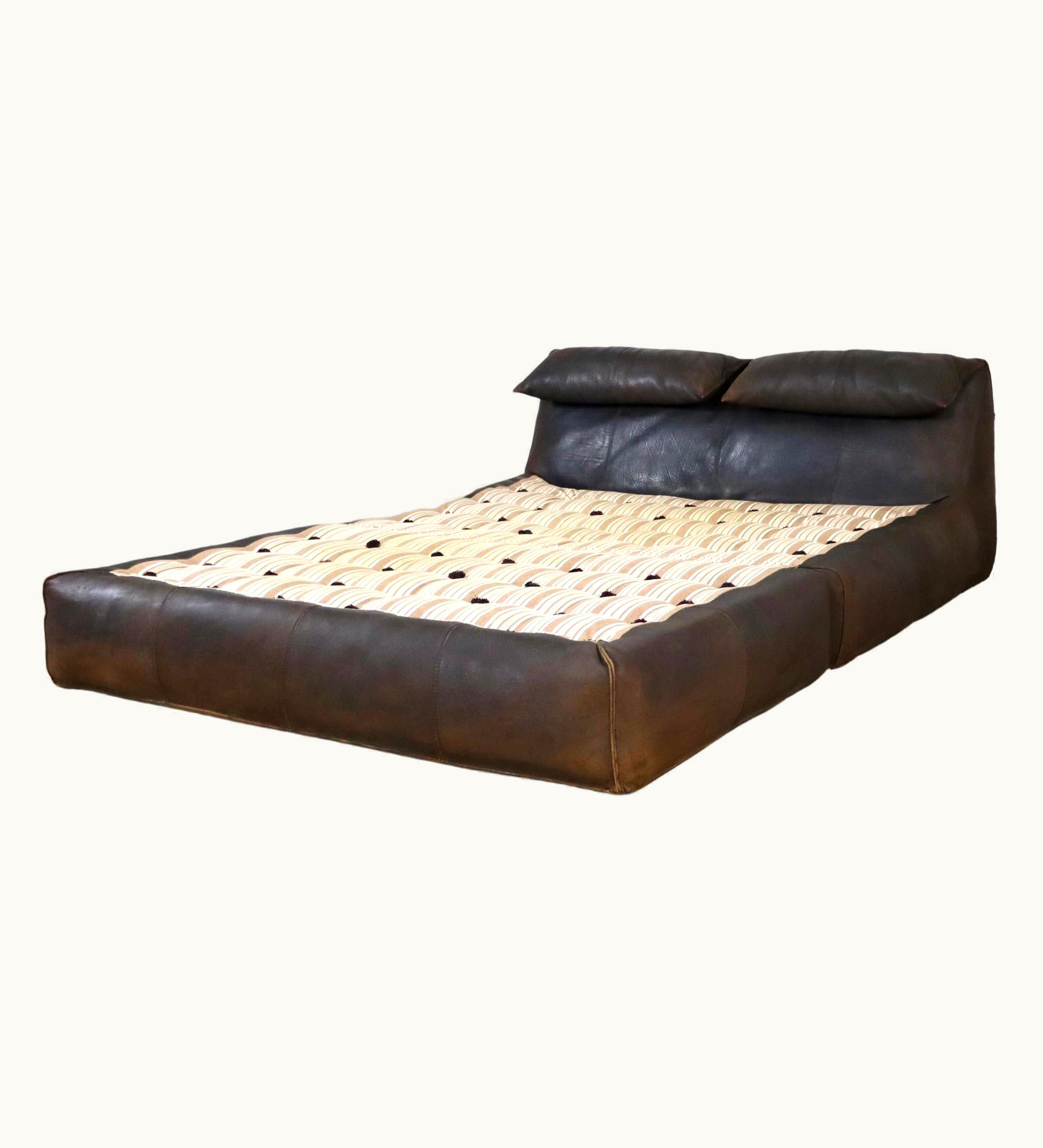 Mario Bellini Mario Bellini Le Bambole Bed In Buffalo Leather By Mario Bellini For B&B Italia, 1970s