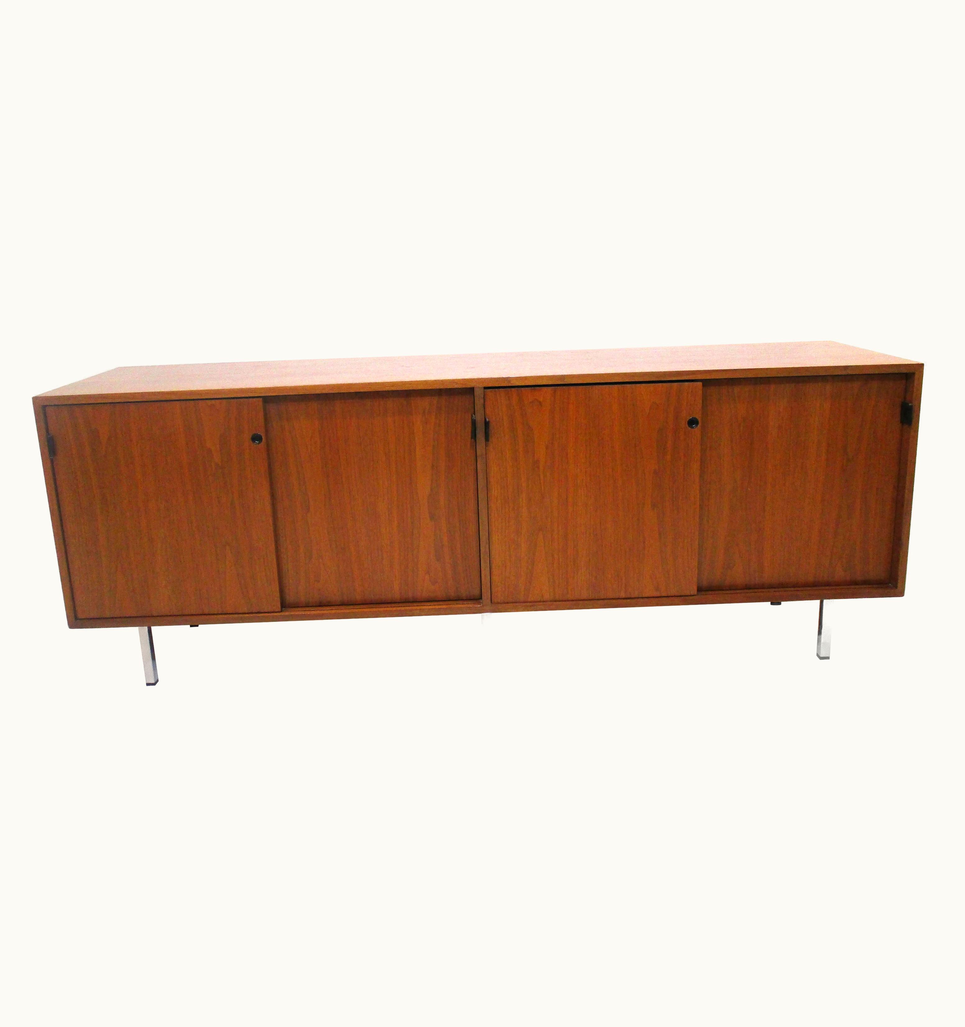 Florence Knoll Florence Knoll Walnut Credenza / Sideboard For Knoll