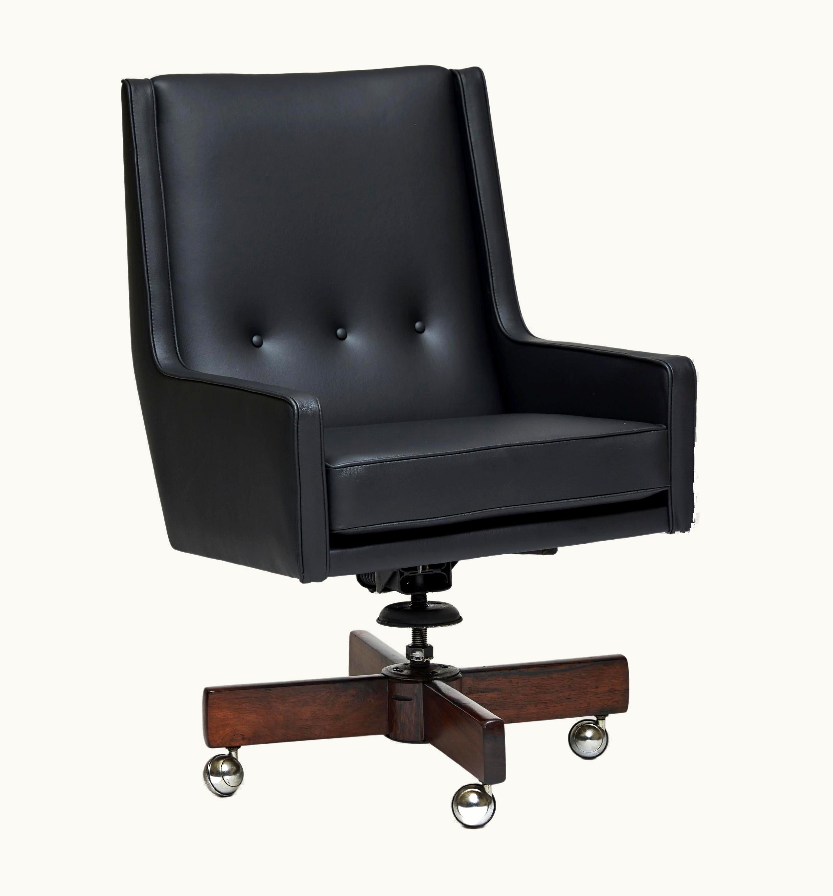 Sergio Rodrigues Sergio Rodrigues Mid-Century Modern Swivel Armchair In Black Leather By Sergio Rodrigues, Brazil