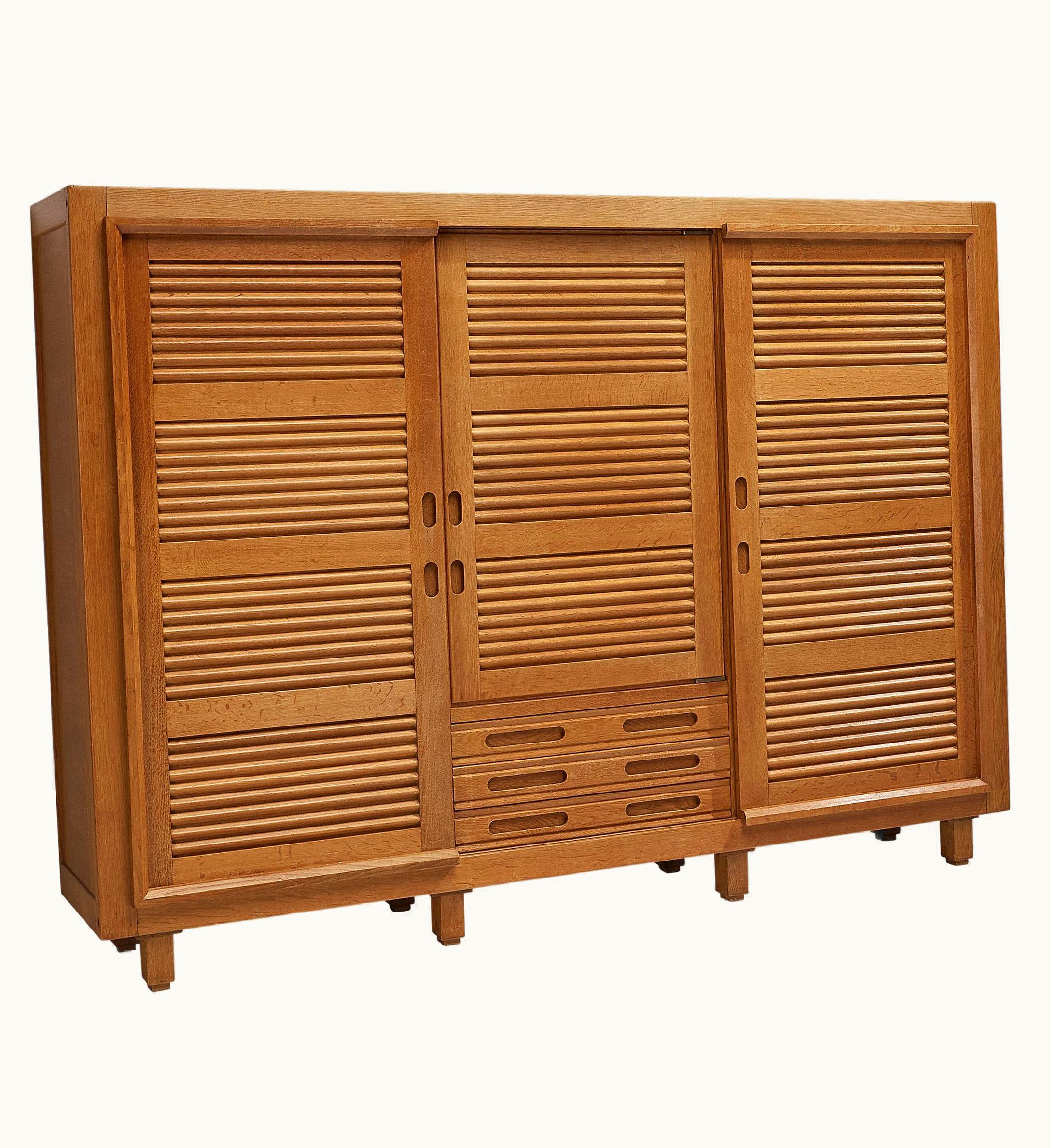 Guillerme et Chambron Guillerme et Chambron Highboard In Oak With Carved Doors UZ0198544