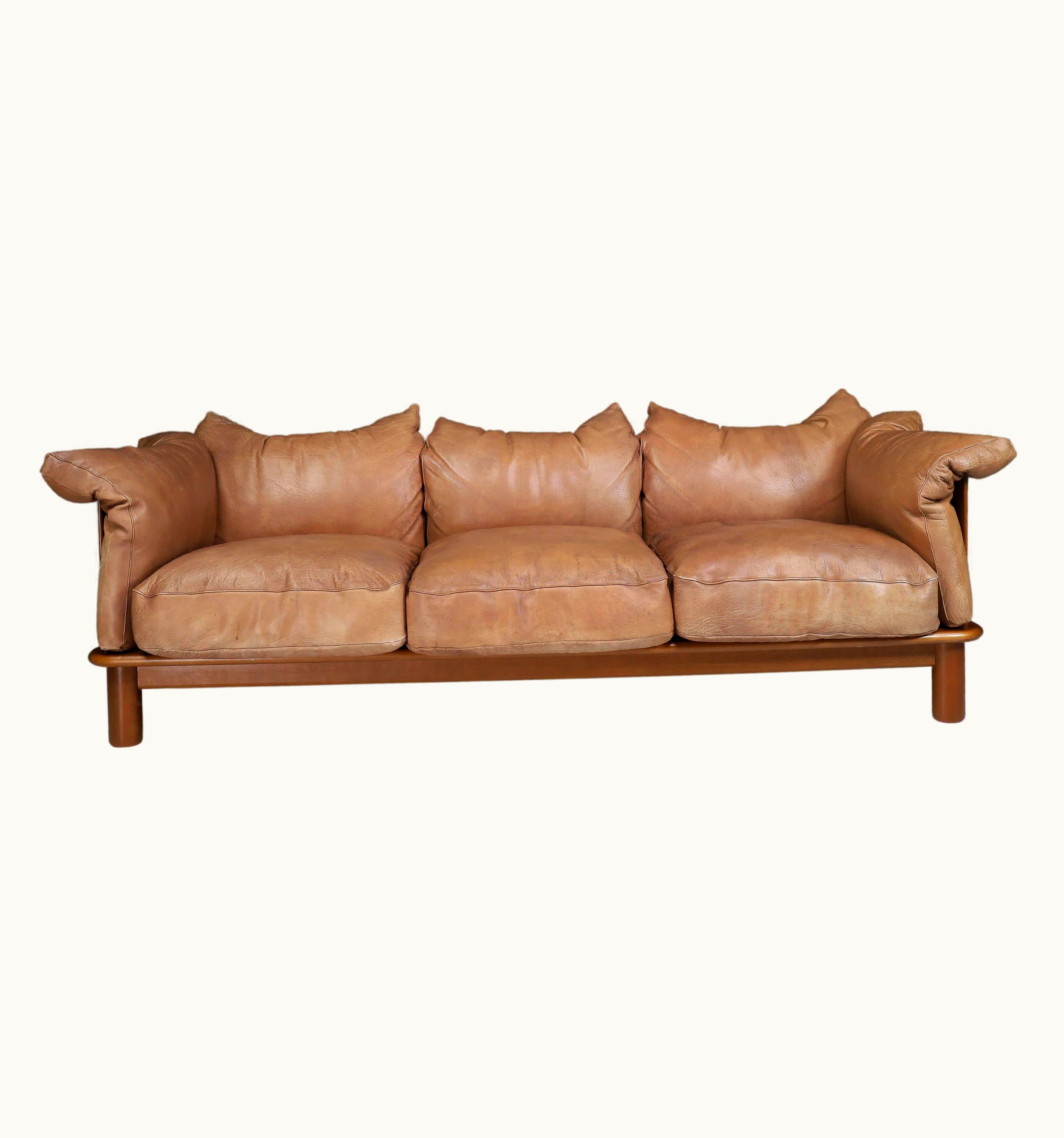 Gionathan de Pas & Donato D'Urbino & Paolo Lomazzi Gionathan de Pas & Donato D'Urbino & Paolo Lomazzi Brown Leather And Walnut XL Sofa From De Pas, D'Urbino Lomazzi For Padova, Italy