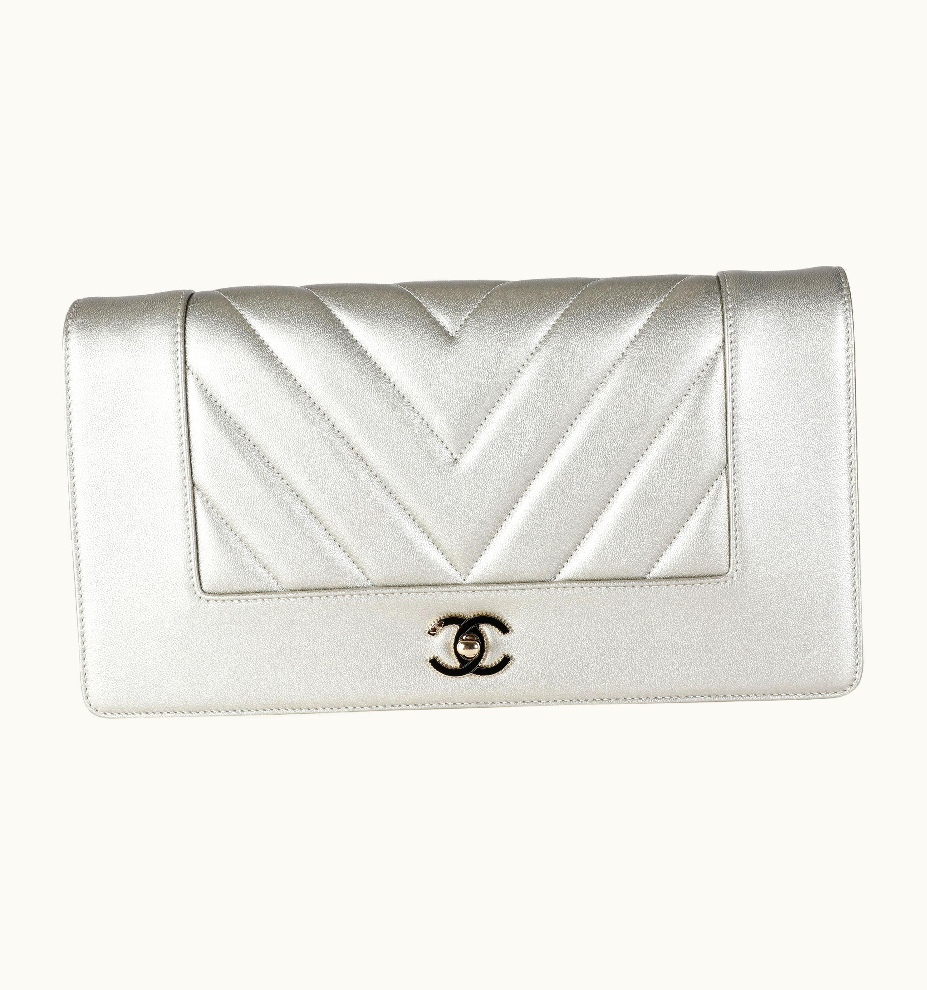 Chanel Chanel Gold Chevron Quilted Sheepskin Mademoiselle Vintage Clutch UZ0593984