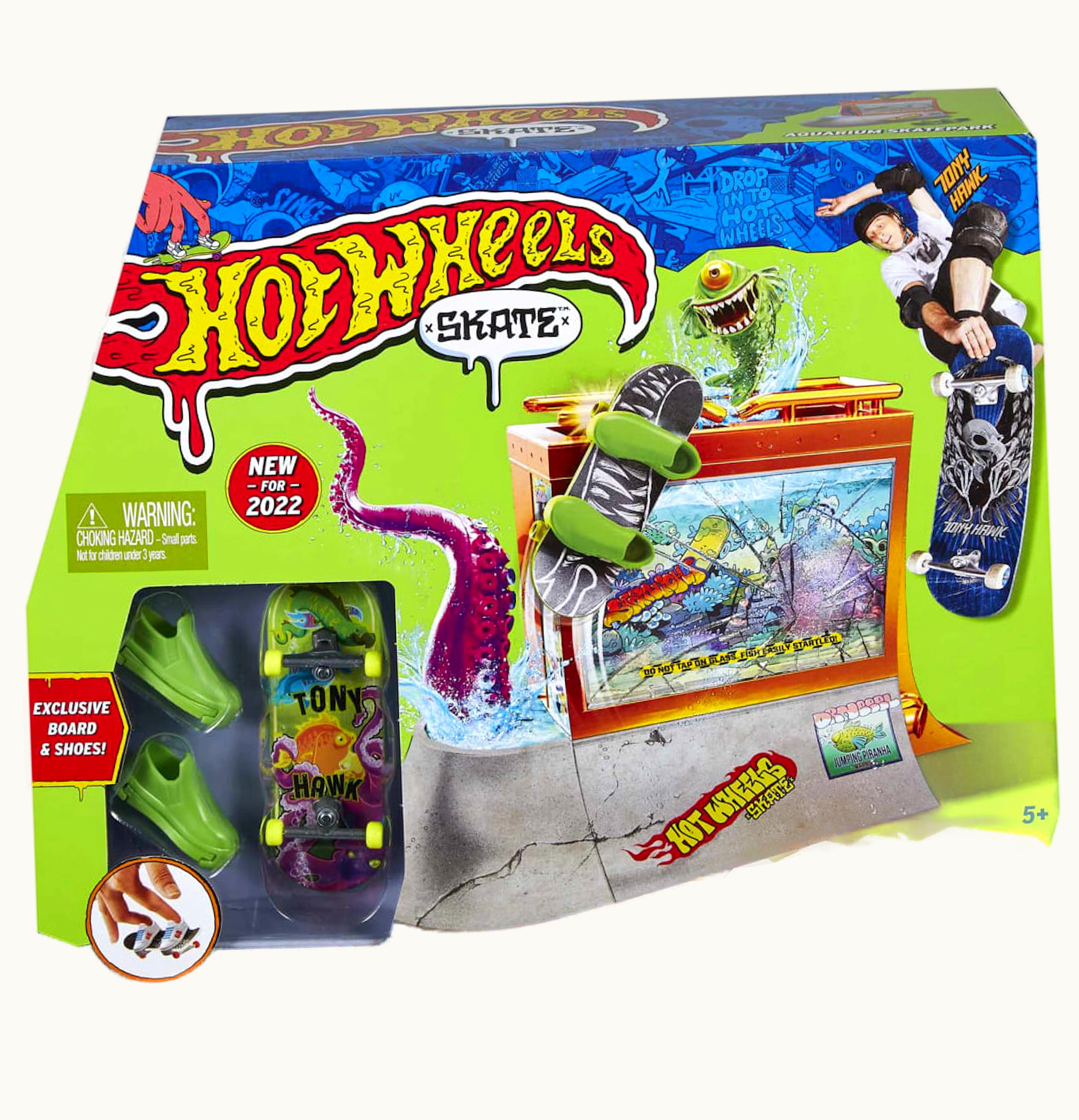 Hot Wheels Hot Wheels x Tony Hawk Skate Aquarium Skatepark With 1 Fingerboard Skate Shoes Set