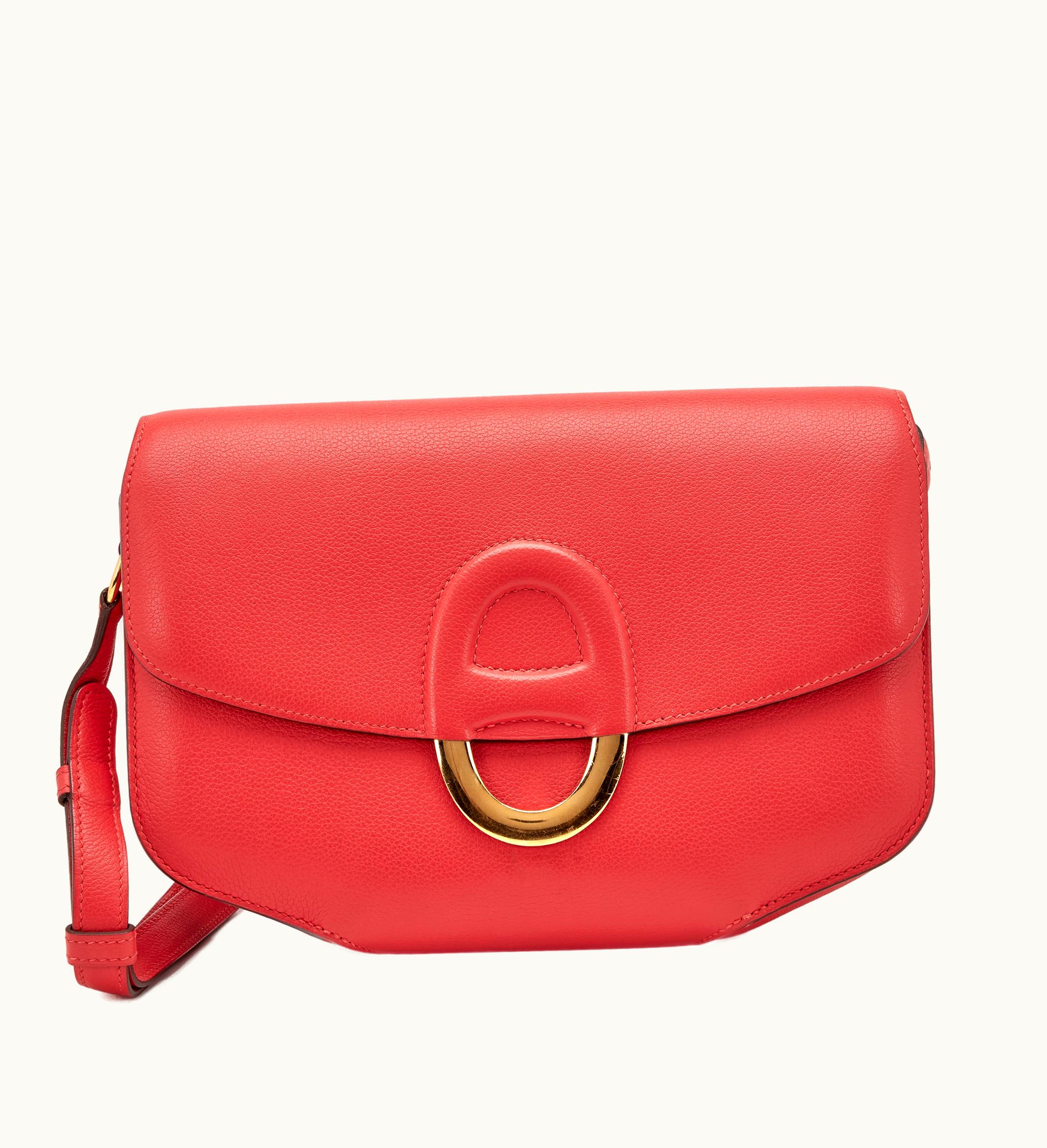Hermès 2021 brings us the stunning Hermès Cherche Midi 25 with gold hardware, crafted in the luxurious Evercolor leather with a vibrant Rouge Tomate hue