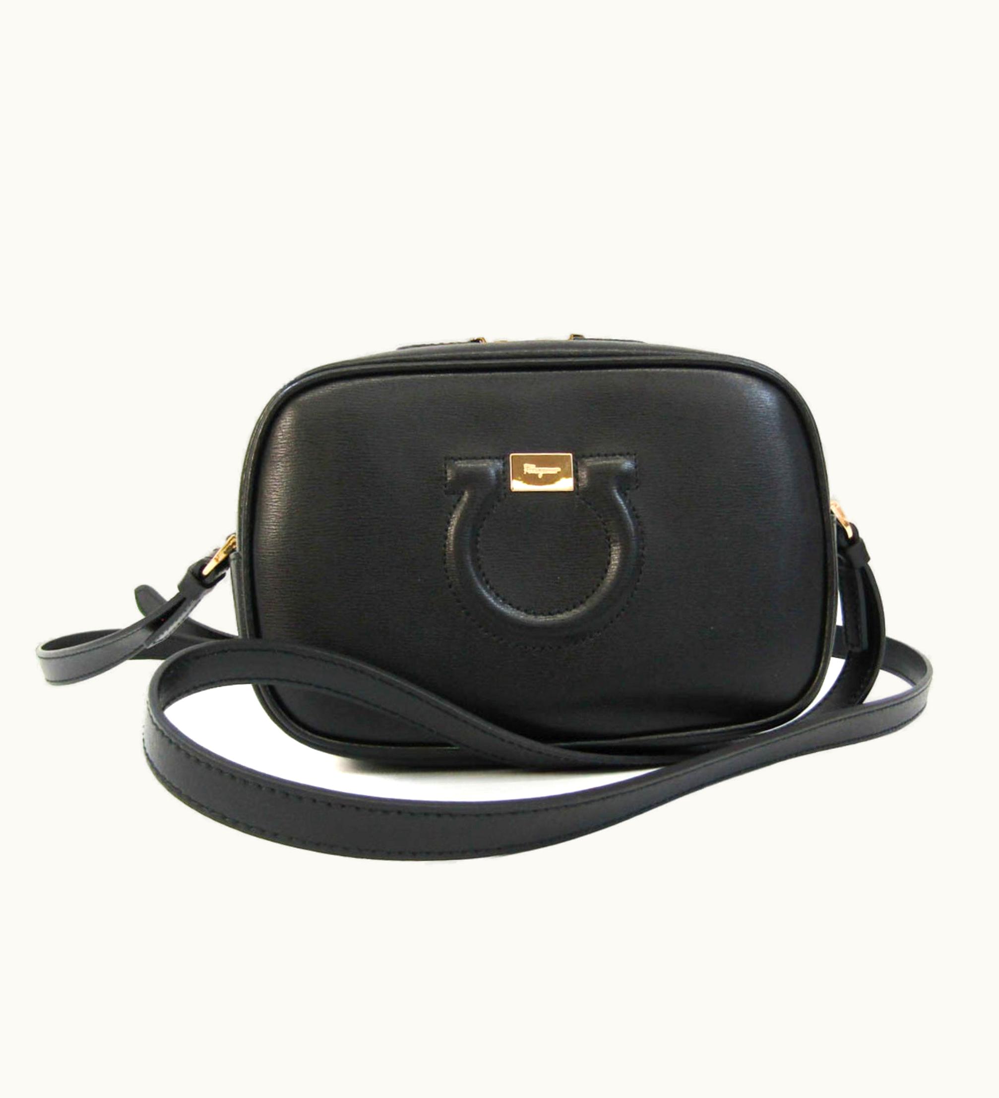 Salvatore Ferragamo Salvatore Ferragamo Gancini Pochette Au-21 H006 Women's Leather Shoulder Bag Black