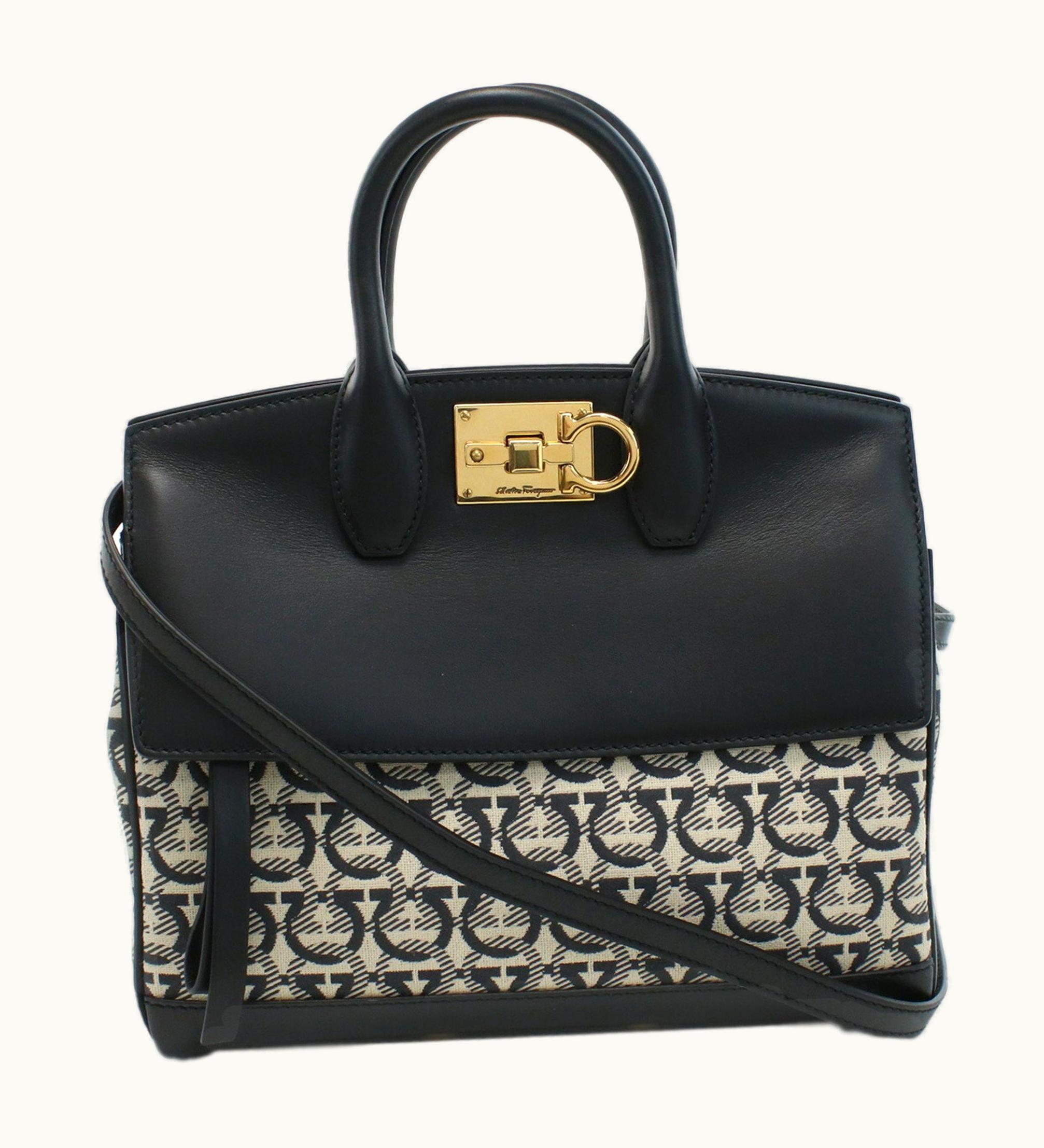Salvatore Ferragamo Ferragamo 21-H610 Handbag Calf Black Ladies
