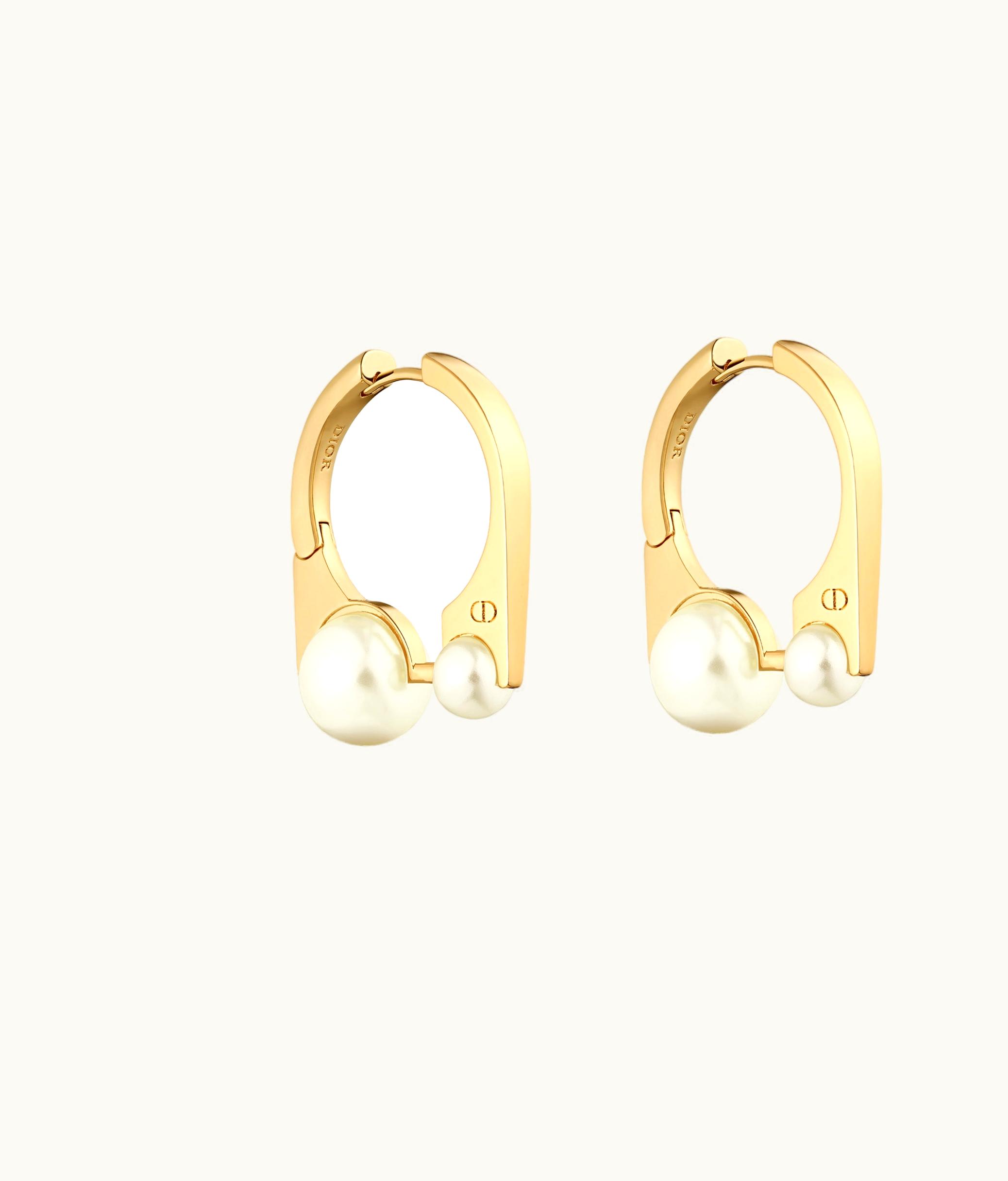 Dior Boucles d'oreilles Dior Tribales New Look Métal Finition Dorée Et Perles En Résine Blanche