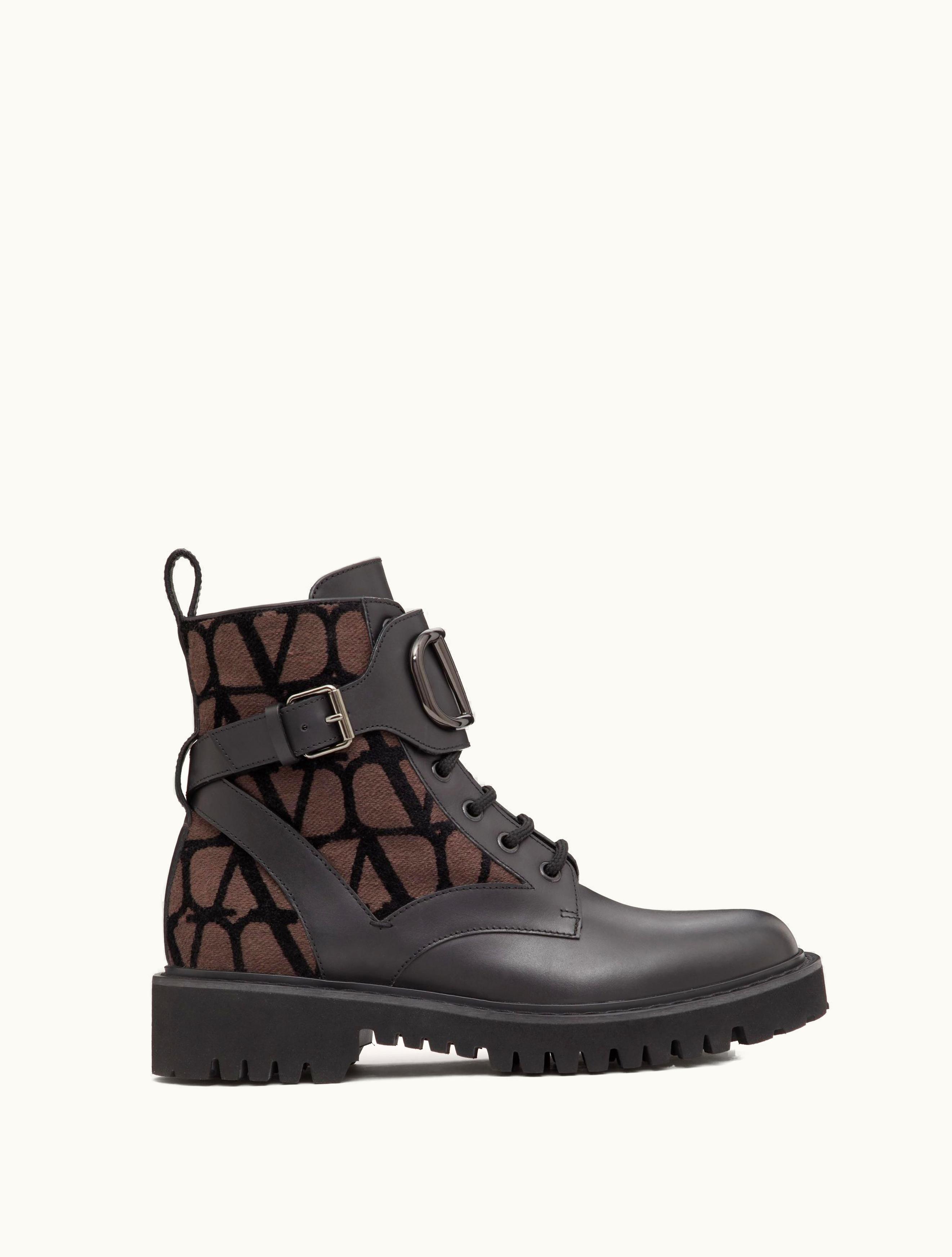 Valentino Valentino Vlogo Signature Combat Boot In Calfskin And Toile Iconographe 35mm For Woman In Fondant