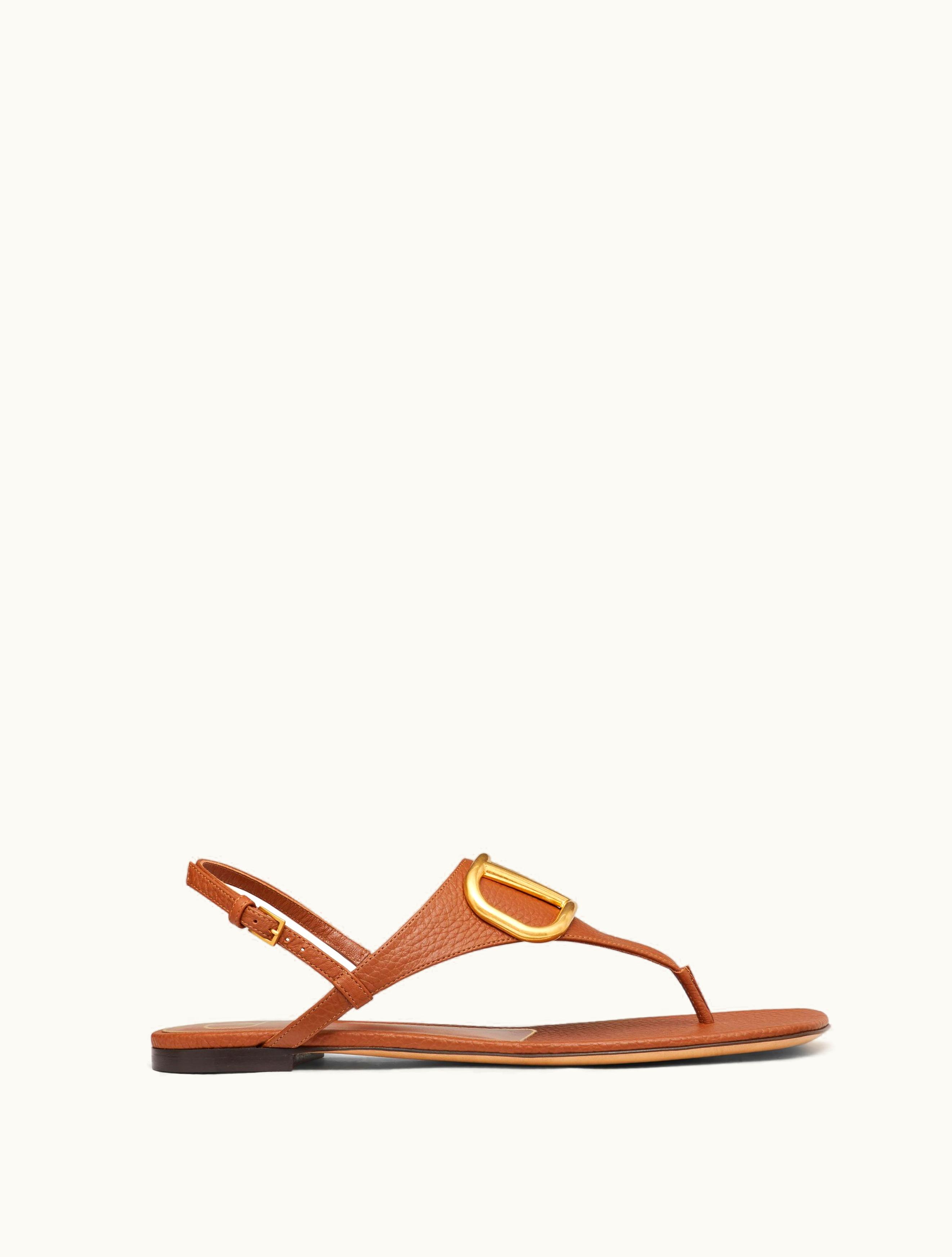 Valentino Valentino Vlogo Signature Flat Thong Sandal In Grainy Calfskin For Woman In Saddle Brown