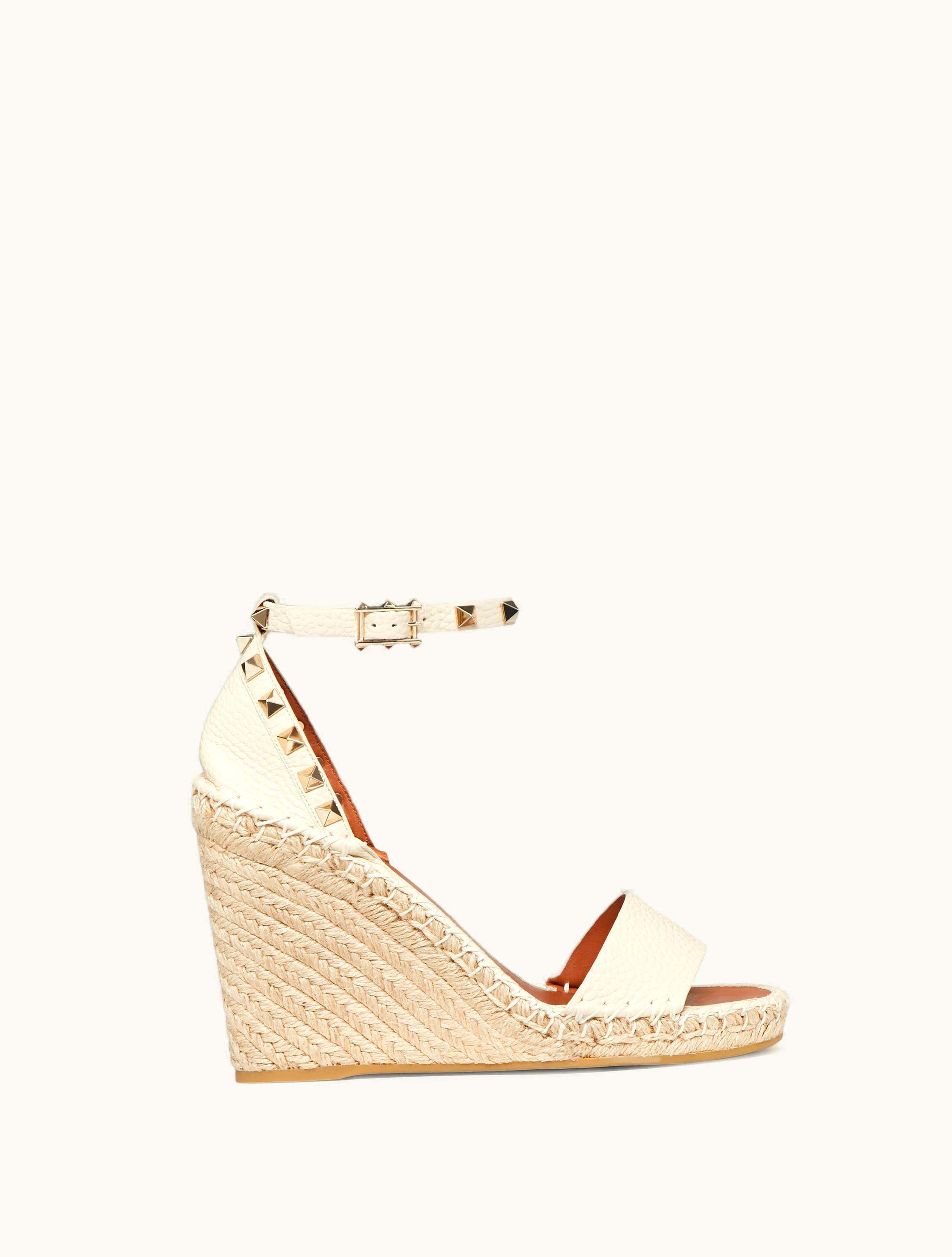 Valentino Valentino Double Rockstud Grainy Calfskin Wedge Sandal 105 MM For Woman In Poudre
