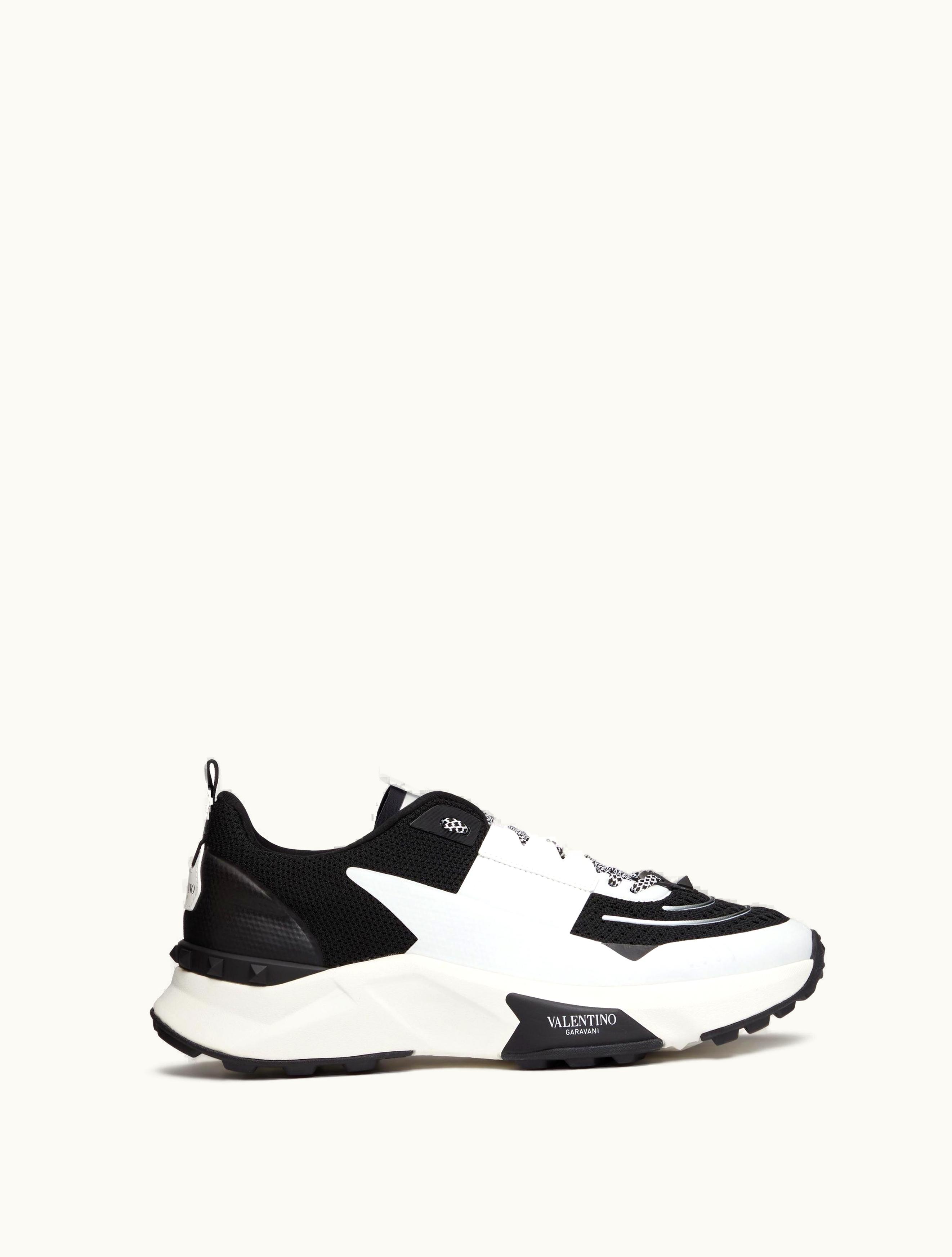 Valentino Valentino True Act Low Top Trainer In Mesh And Rubberised Fabric For Man In White / Black