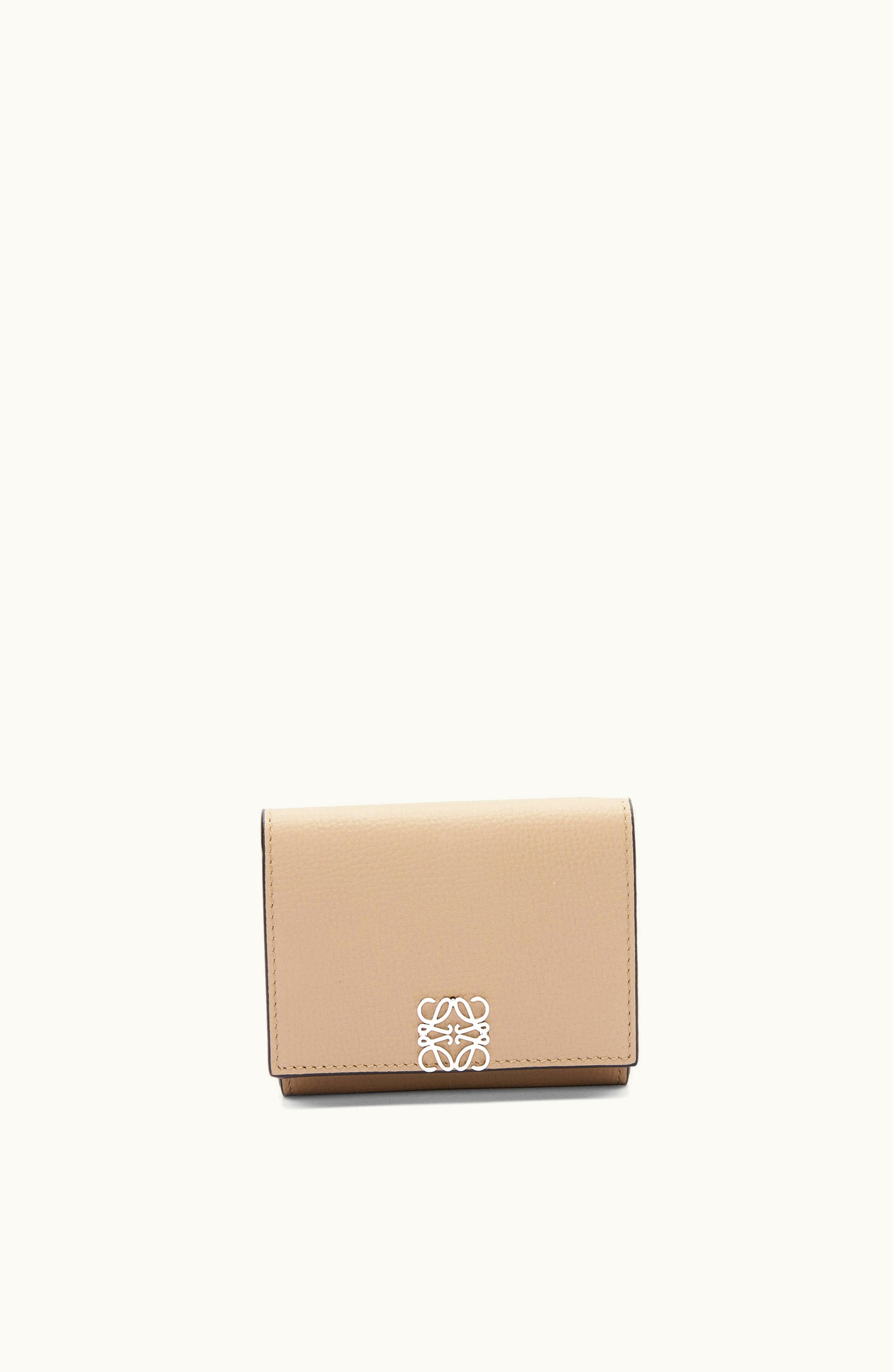 Loewe Loewe Anagram Trifold Wallet In Pebble Grain Calfskin Sand - Sand Variant