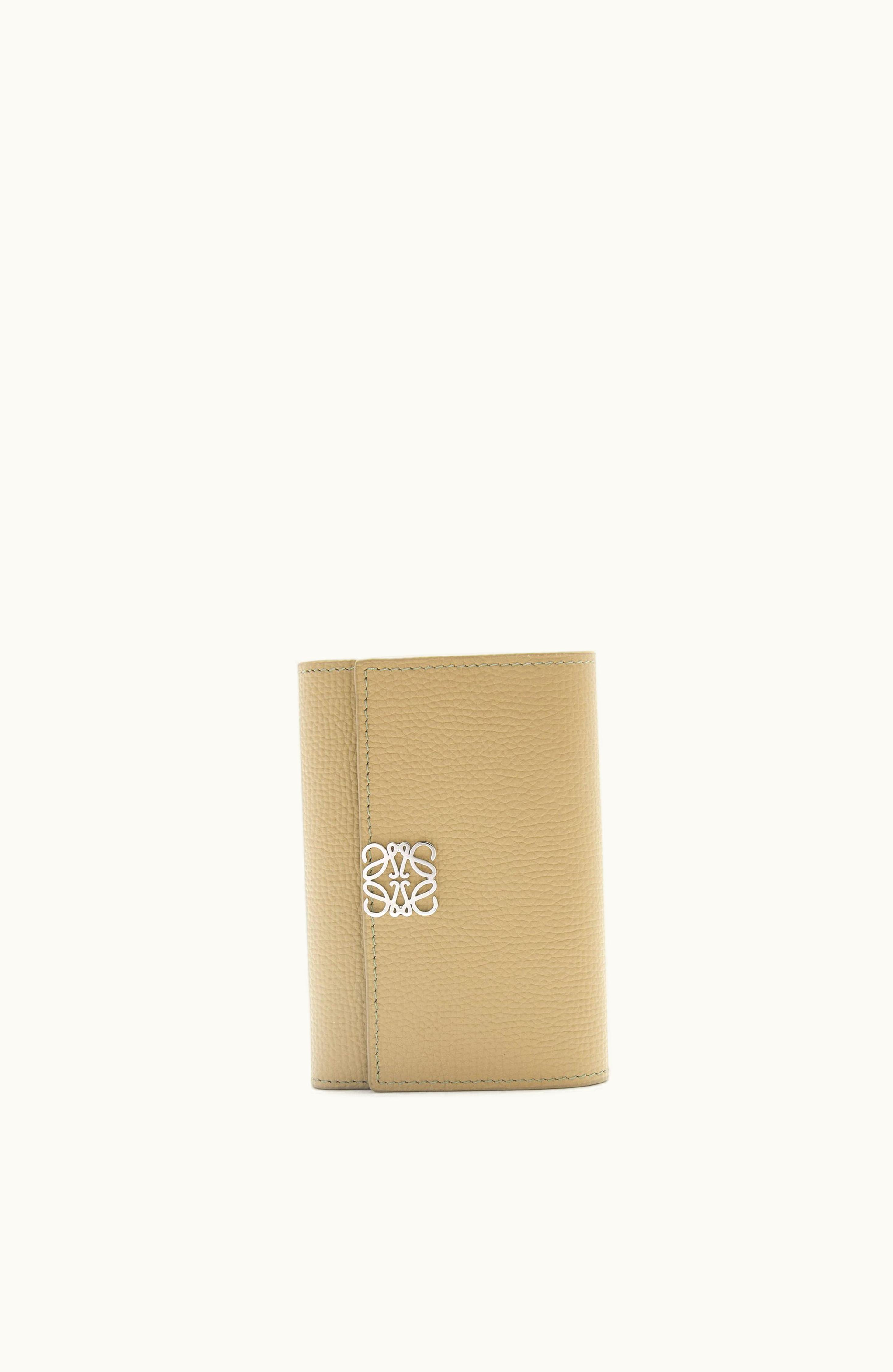 Loewe Loewe Anagram Small Vertical Wallet In Pebble Grain Calfskin Clay Green