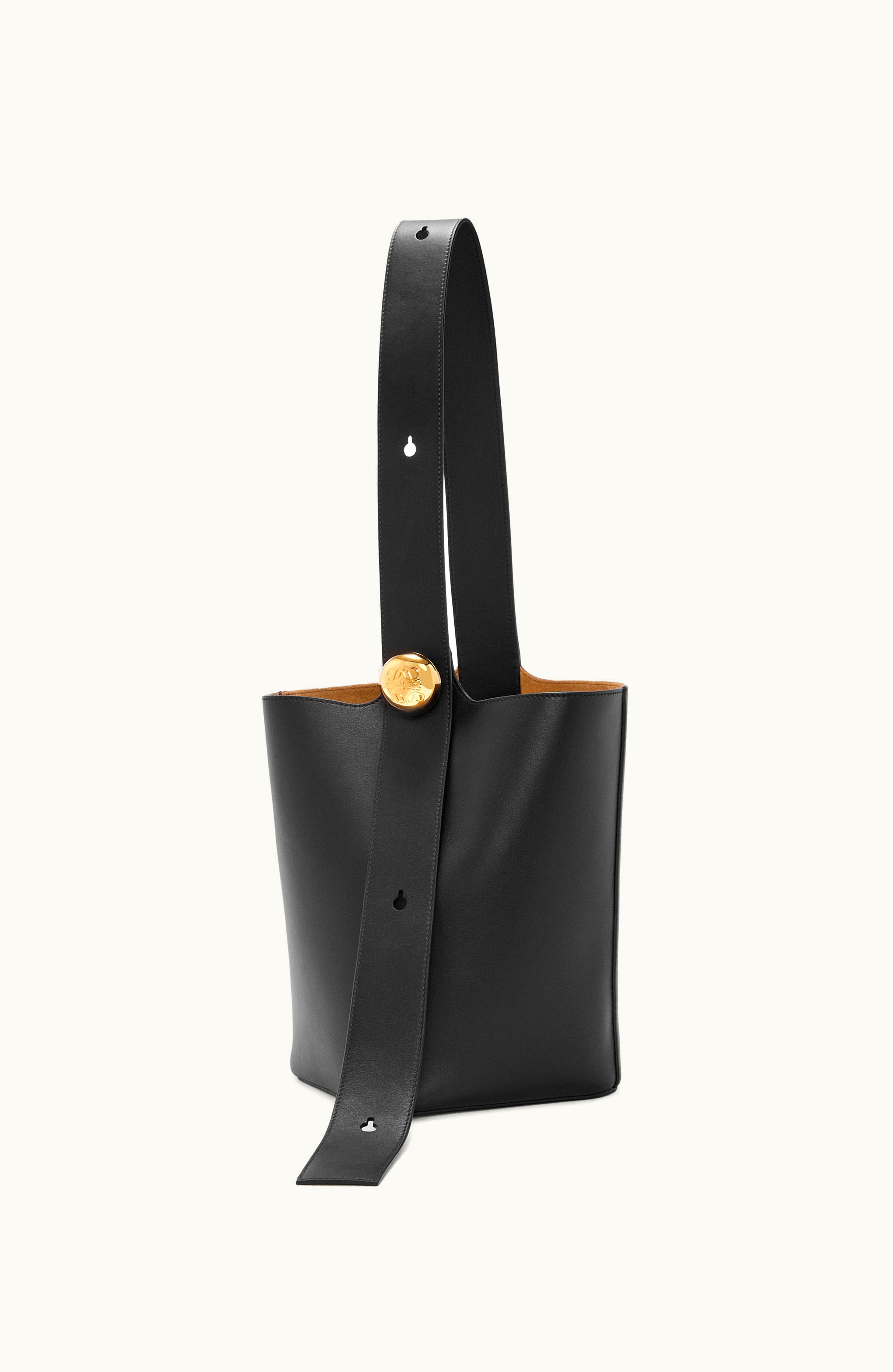 Loewe Loewe Medium Pebble Bucket Bag In Mellow Calfskin Black
