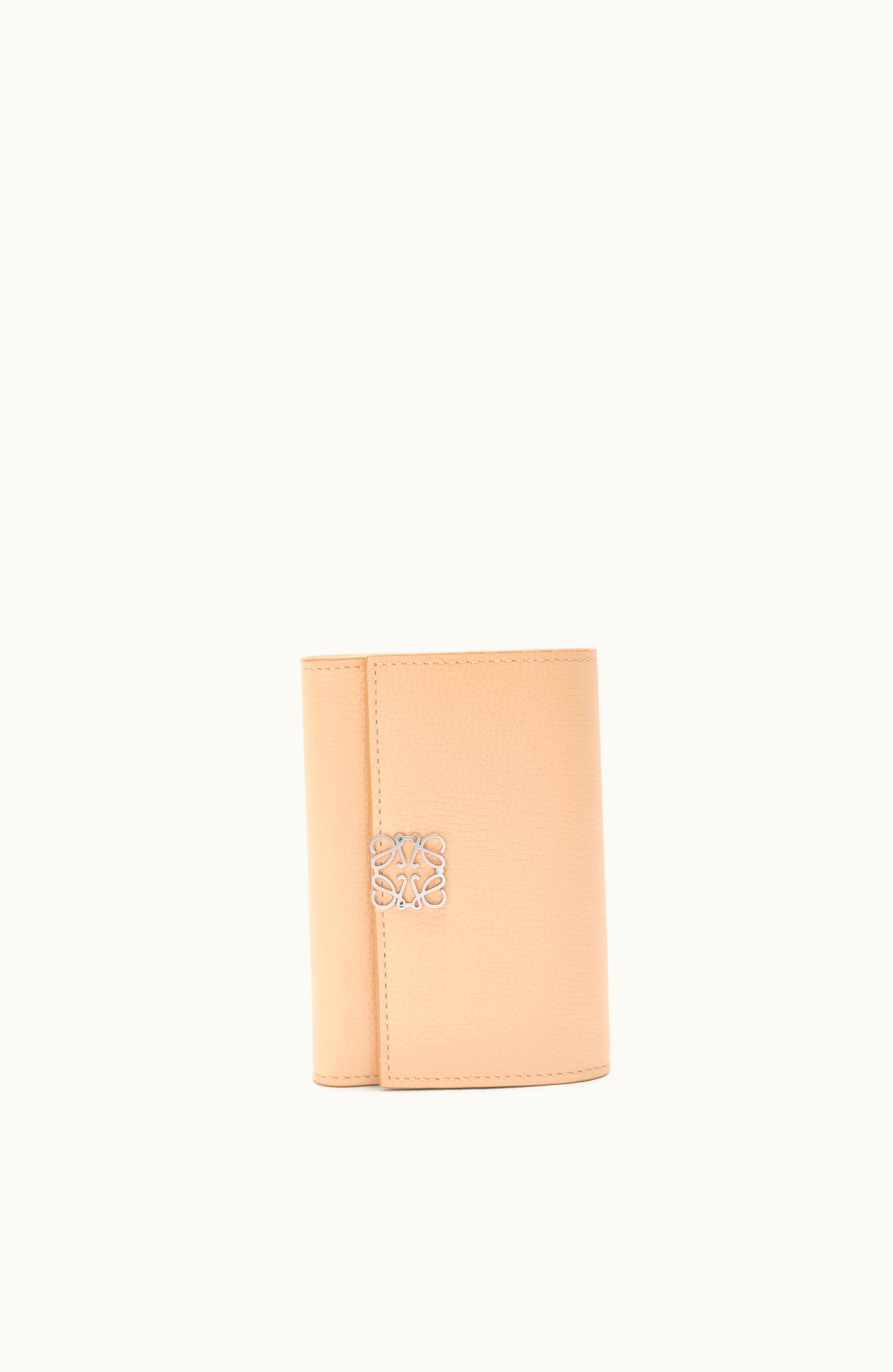 Loewe Loewe Anagram Small Vertical Wallet In Pebble Grain Calfskin Nude