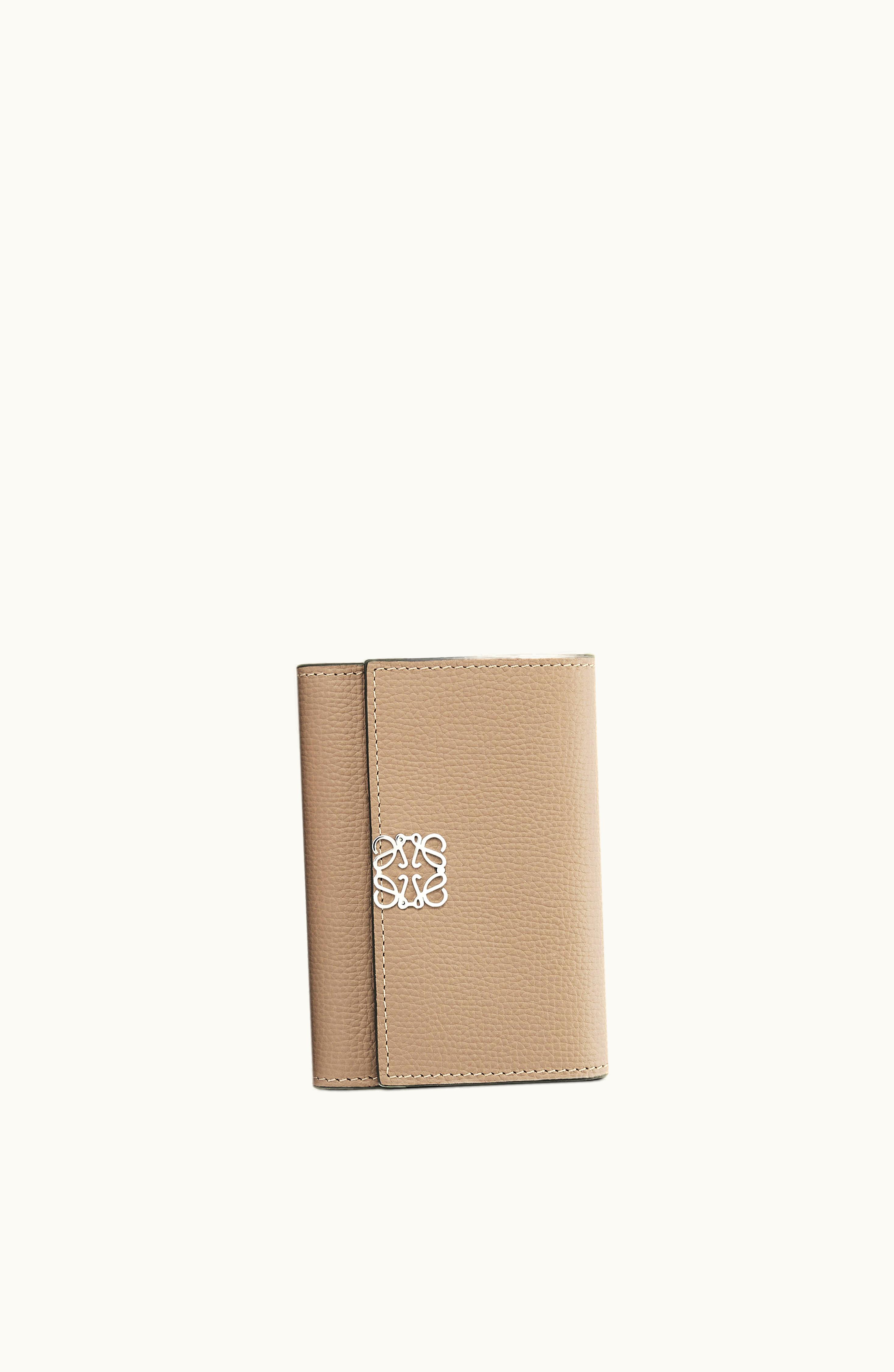 Loewe Loewe Anagram Small Vertical Wallet In Pebble Grain Calfskin Sand