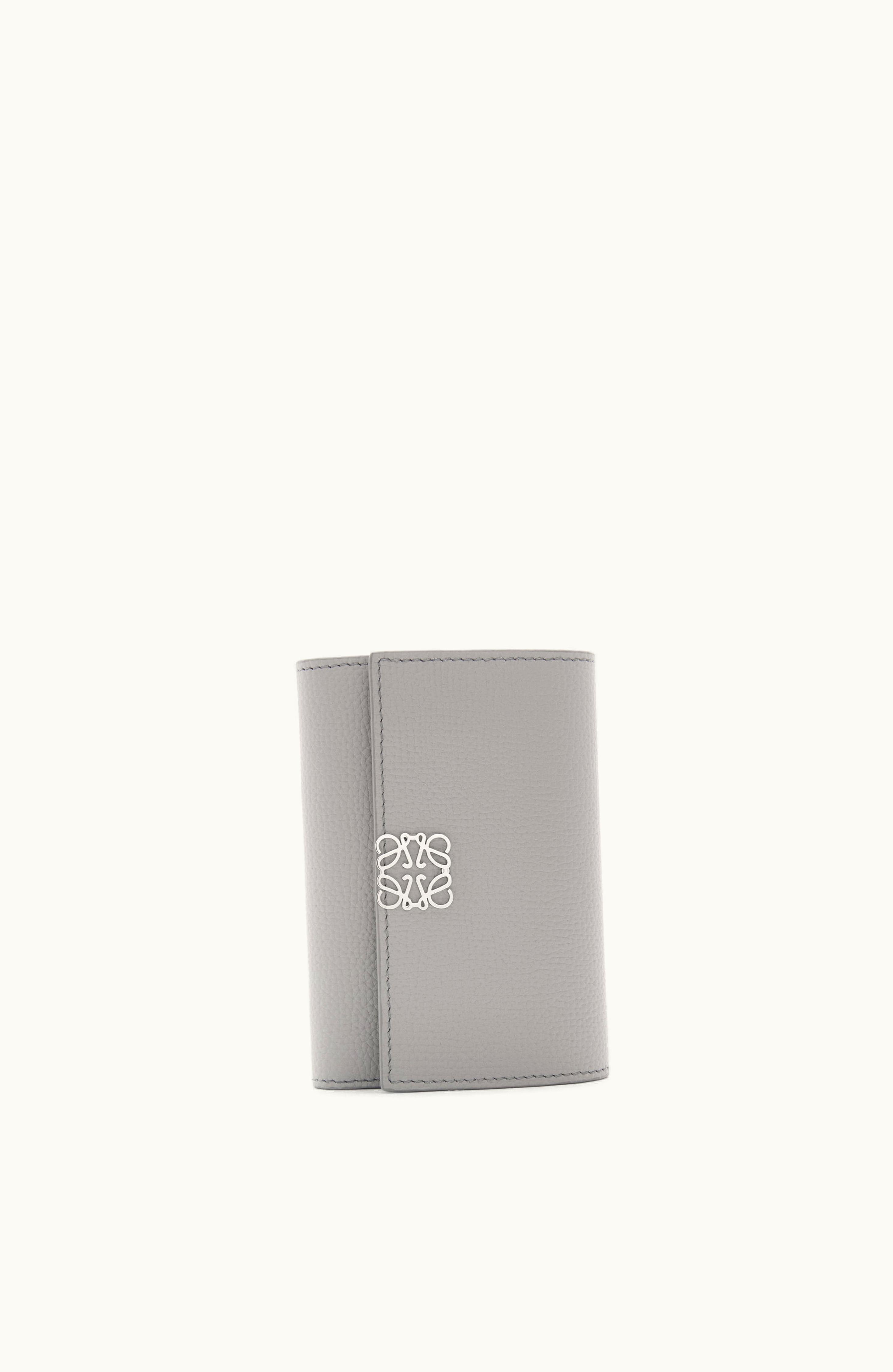 Loewe Loewe Anagram Small Vertical Wallet In Pebble Grain Calfskin Pearl Grey