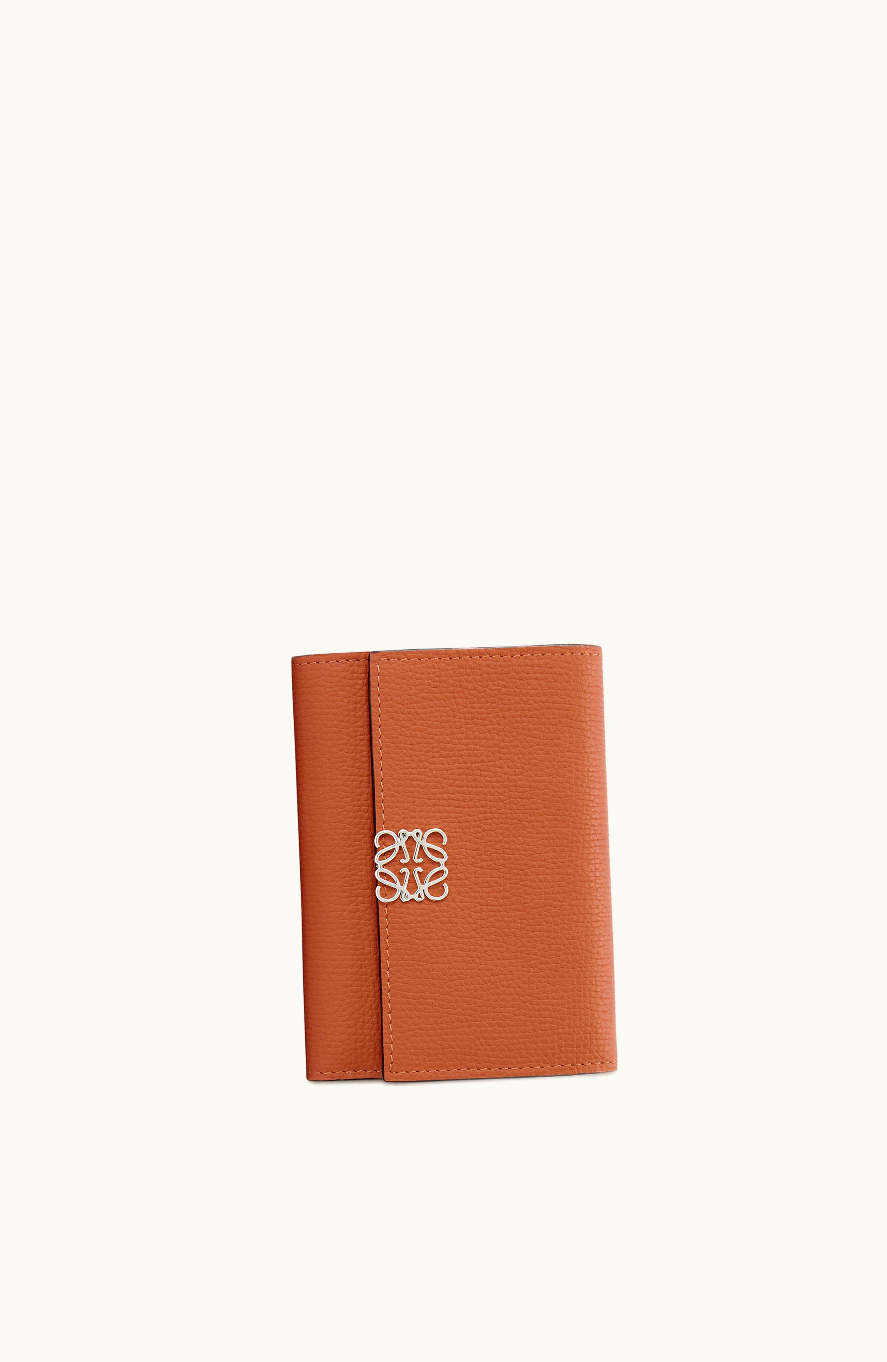 Loewe Loewe Anagram Small Vertical Wallet In Pebble Grain Calfskin Tan