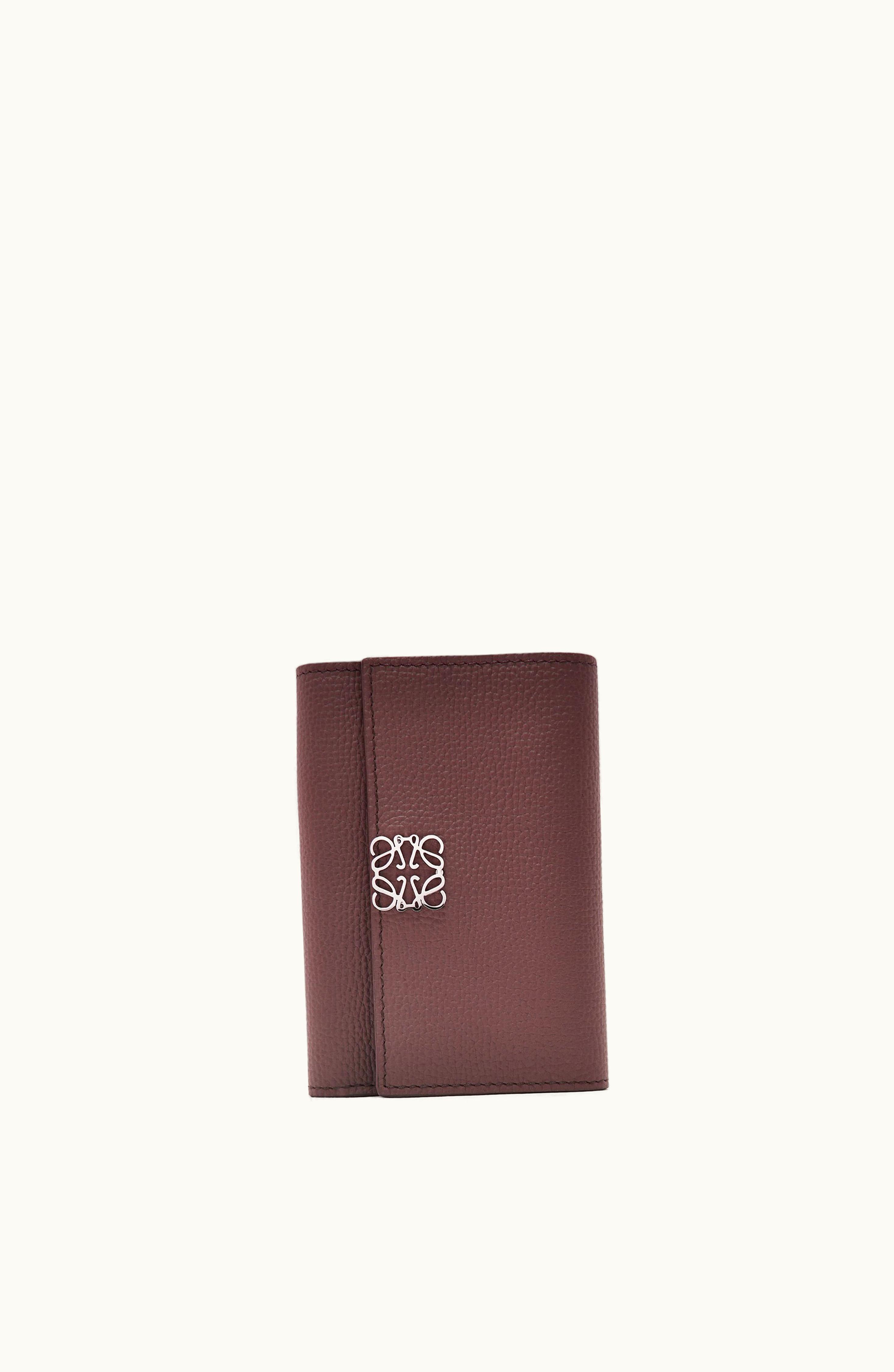 Loewe Loewe Anagram Small Vertical Wallet In Pebble Grain Calfskin Burgundy