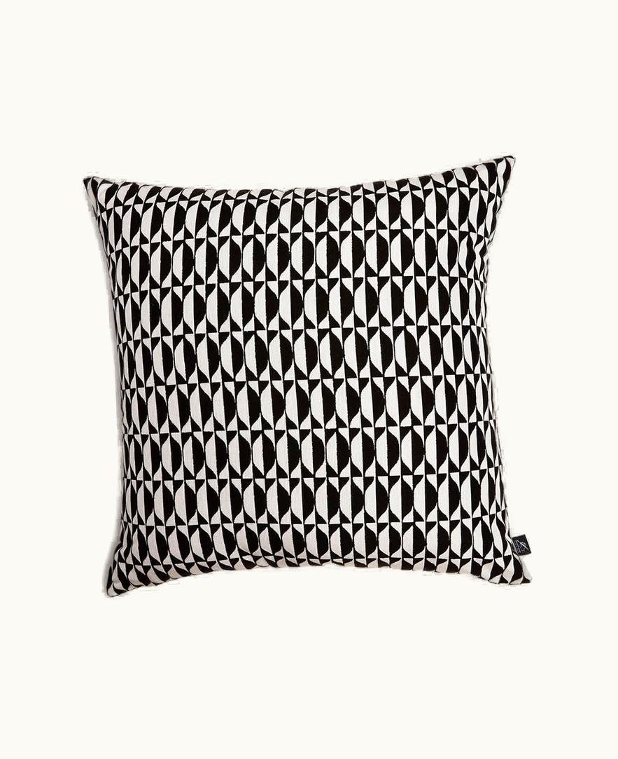 Fornasetti Fornasetti Outdoor Cushion Losanghe In White / Black PILL050E60FOR22BIA